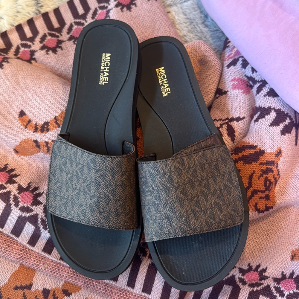 Michael kors brown mk print pool slide